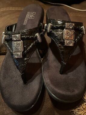 MODELLISTA  Black Embossed Thong Sandals with Decorative
Metal Accent SZ: 5M